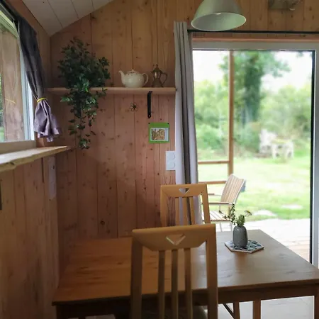 Le Merle Moqueur, Maisonnette En Bois, Les Kabanes En Kreiz Breizh Rostrenen